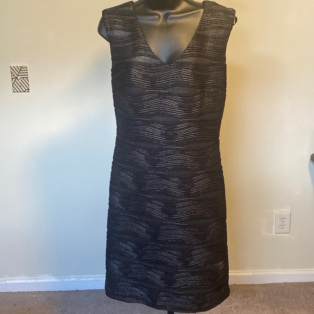 PRE-OWNED LESLIE FAY SLEEVELESS V-NECK DRESS